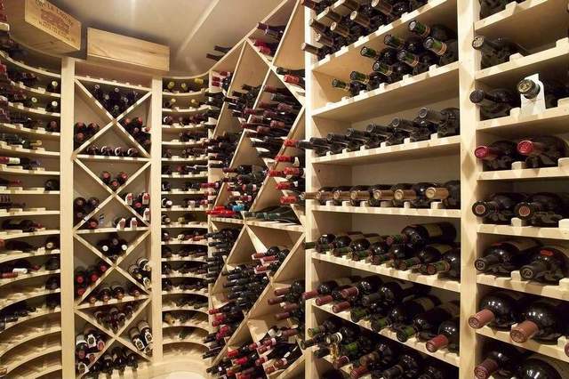 大型立體庫倉庫為什么使用除濕機？